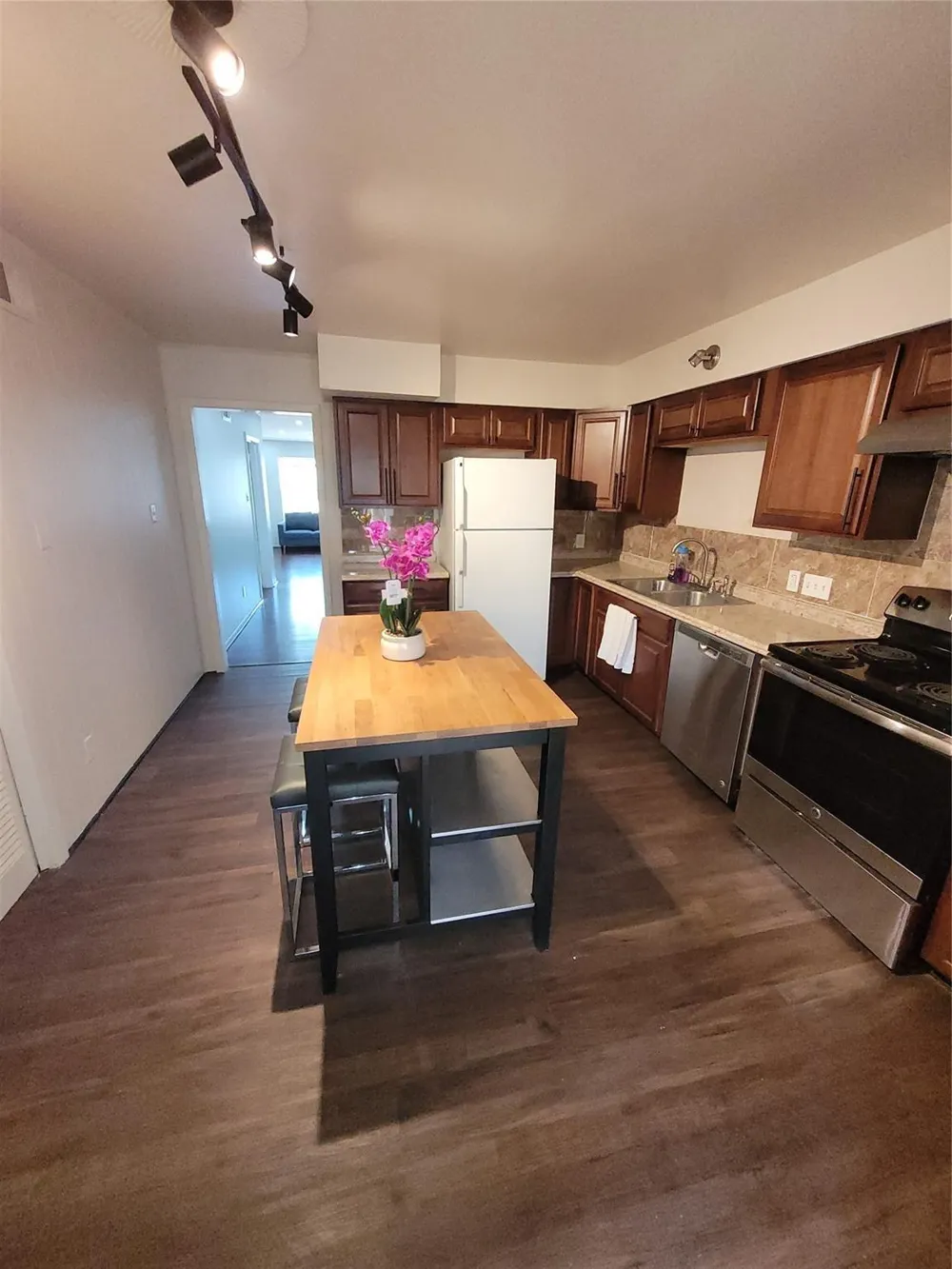 7213 Beechnut Street Houston, TX 77074