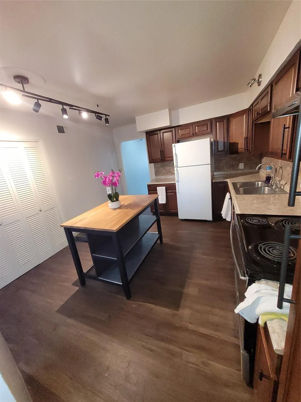 7213 Beechnut Street Houston, TX 77074