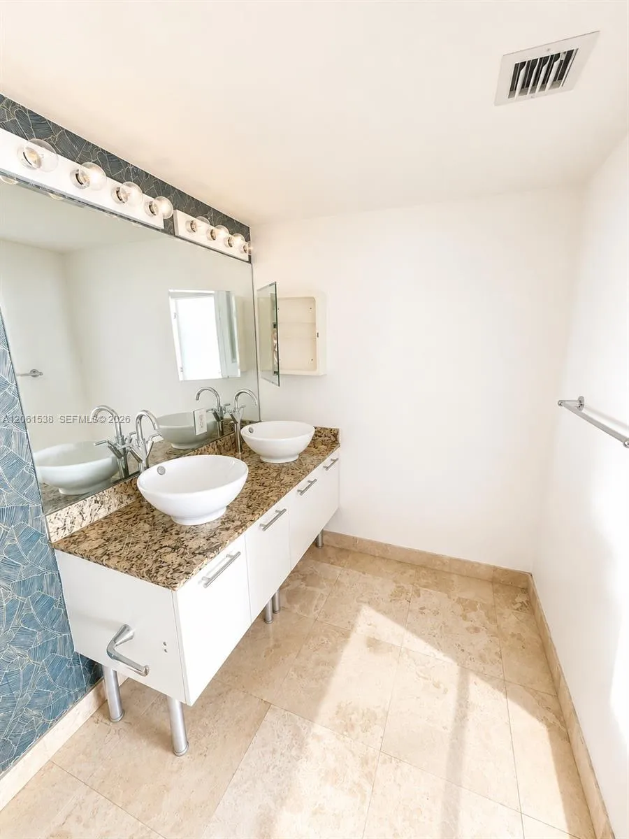 41 SE 5th St #1415 Miami, FL 33131