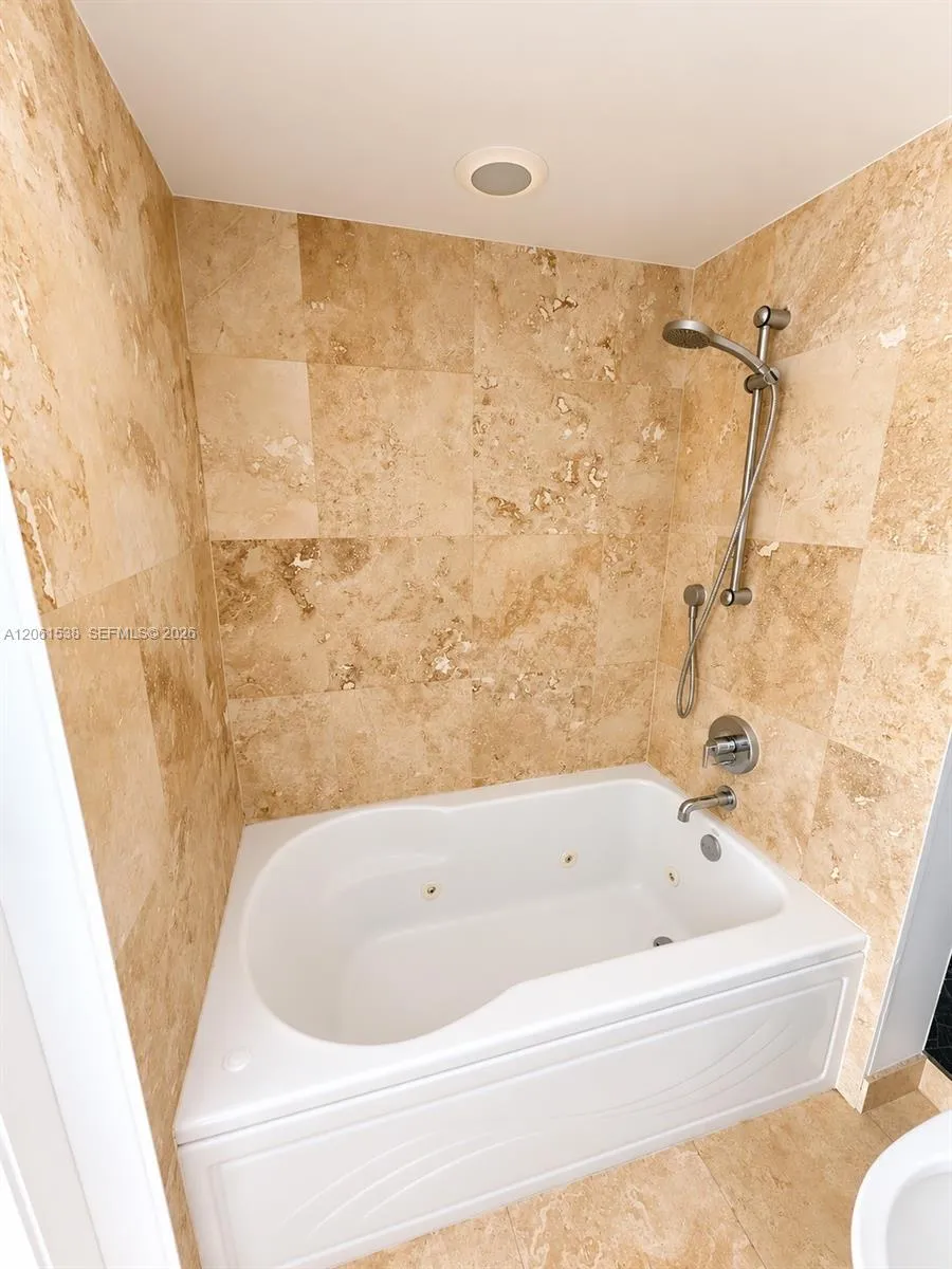 41 SE 5th St #1415 Miami, FL 33131