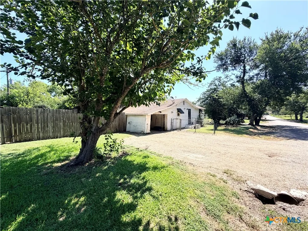 2200 W Gillis Avenue Cameron, TX 76520