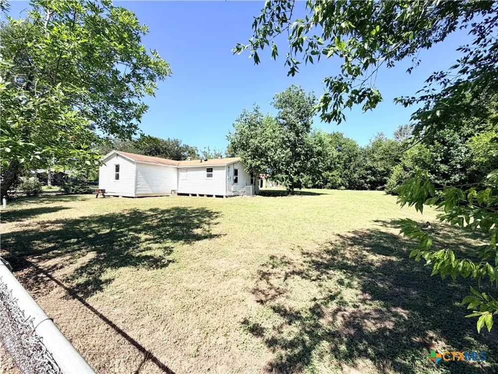 2200 W Gillis Avenue Cameron, TX 76520