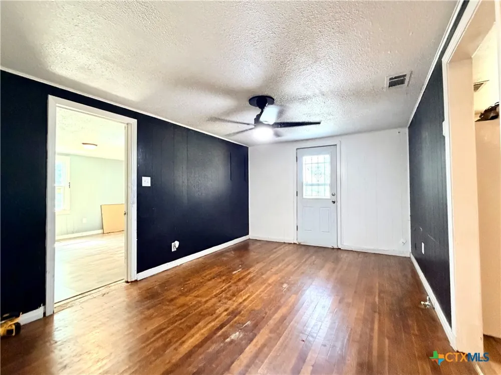 2200 W Gillis Avenue Cameron, TX 76520