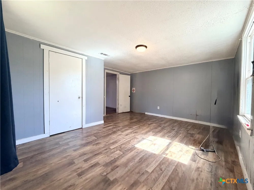 2200 W Gillis Avenue Cameron, TX 76520