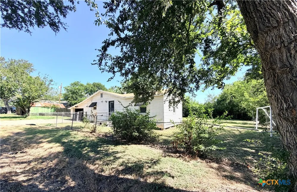 2200 W Gillis Avenue Cameron, TX 76520