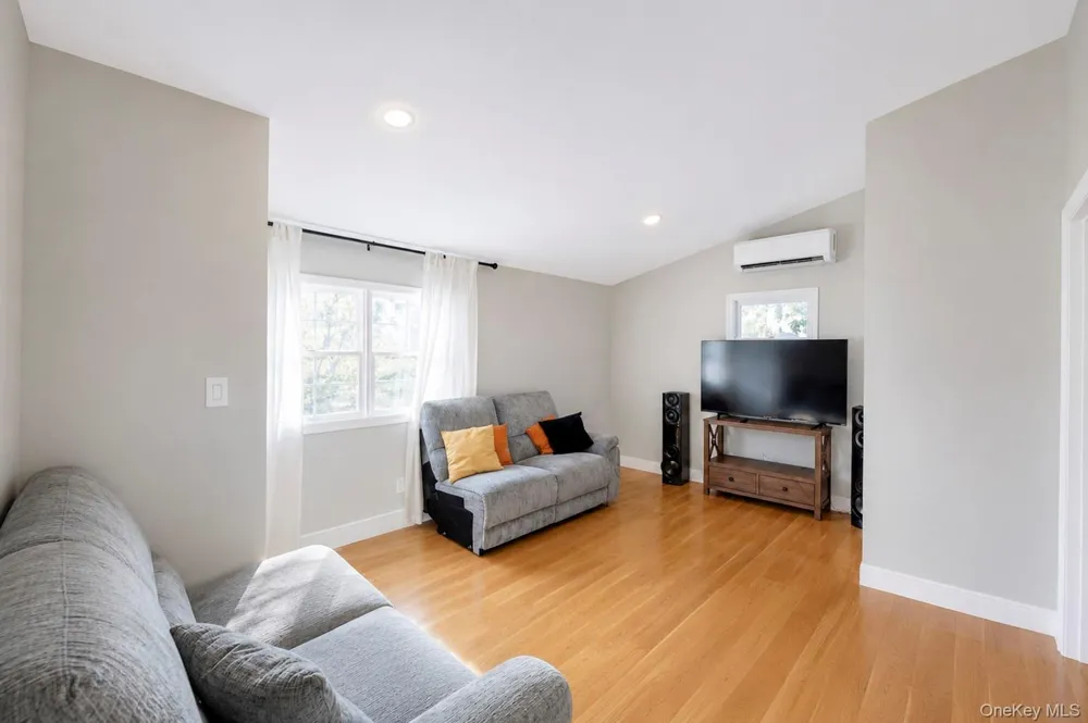 46 Stone Lane Levittown, NY 11756