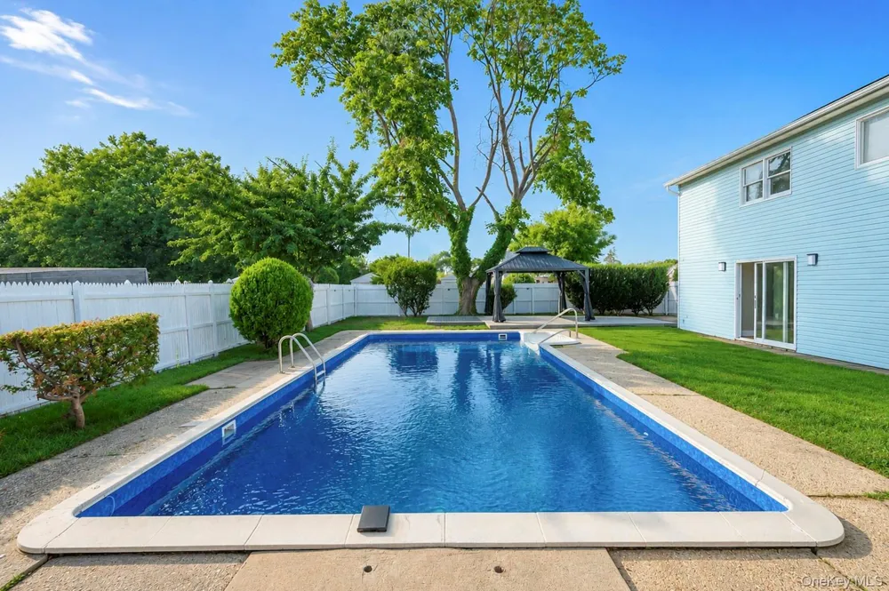46 Stone Lane Levittown, NY 11756