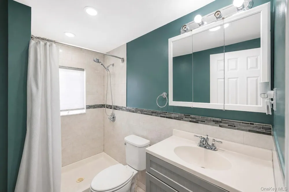 46 Stone Lane Levittown, NY 11756