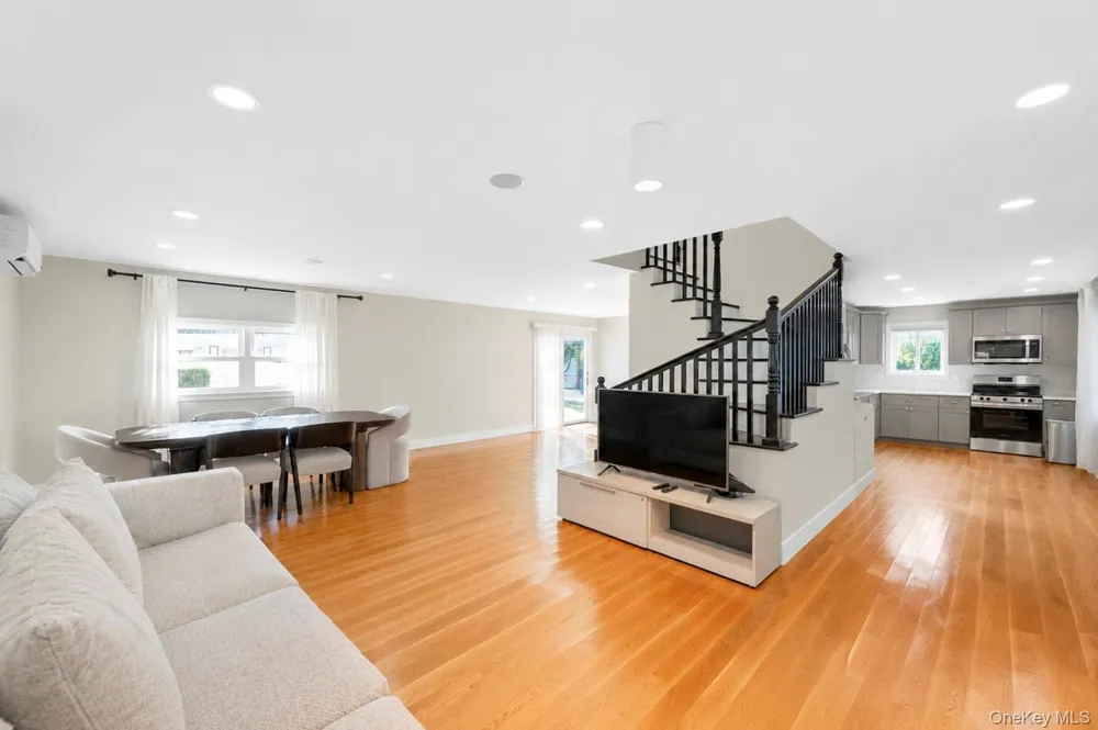 46 Stone Lane Levittown, NY 11756