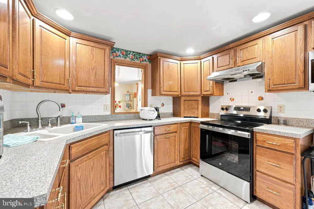 557 COVERED BRIDGE ROAD Cherry Hill, NJ 08034