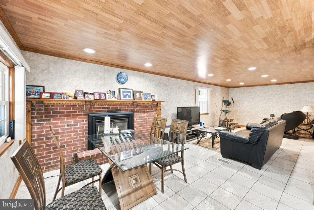 557 COVERED BRIDGE ROAD Cherry Hill, NJ 08034