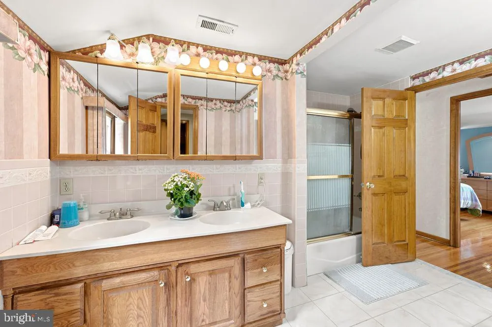 557 COVERED BRIDGE ROAD Cherry Hill, NJ 08034