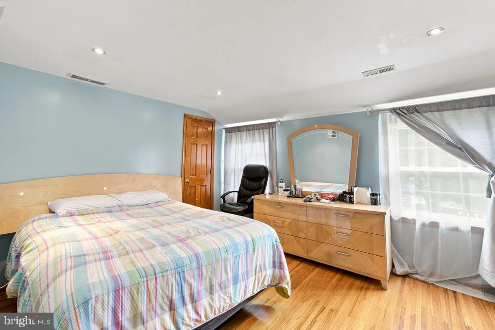 557 COVERED BRIDGE ROAD Cherry Hill, NJ 08034