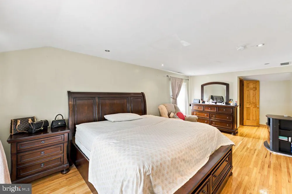 557 COVERED BRIDGE ROAD Cherry Hill, NJ 08034