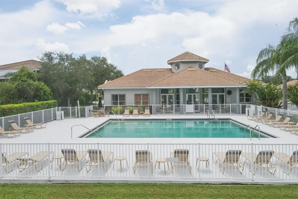 6904 74TH STREET CIRCLE E Bradenton, FL 34203