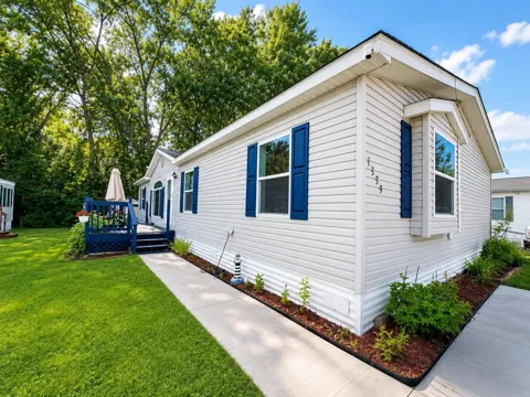 1339 Pine Tree