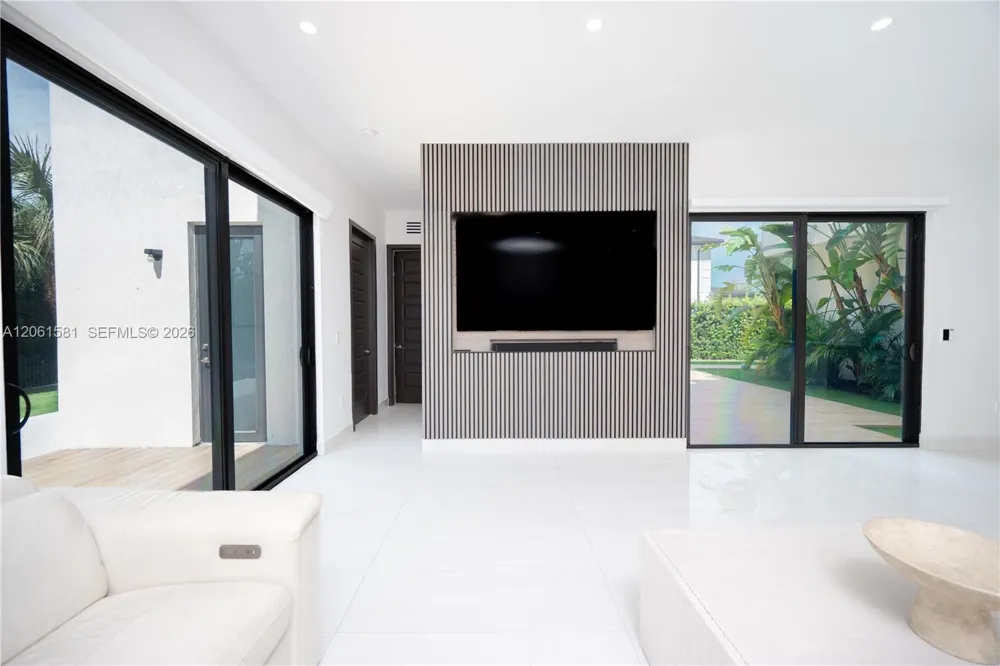 8995 NW 161st Ter Miami Lakes, FL 33018