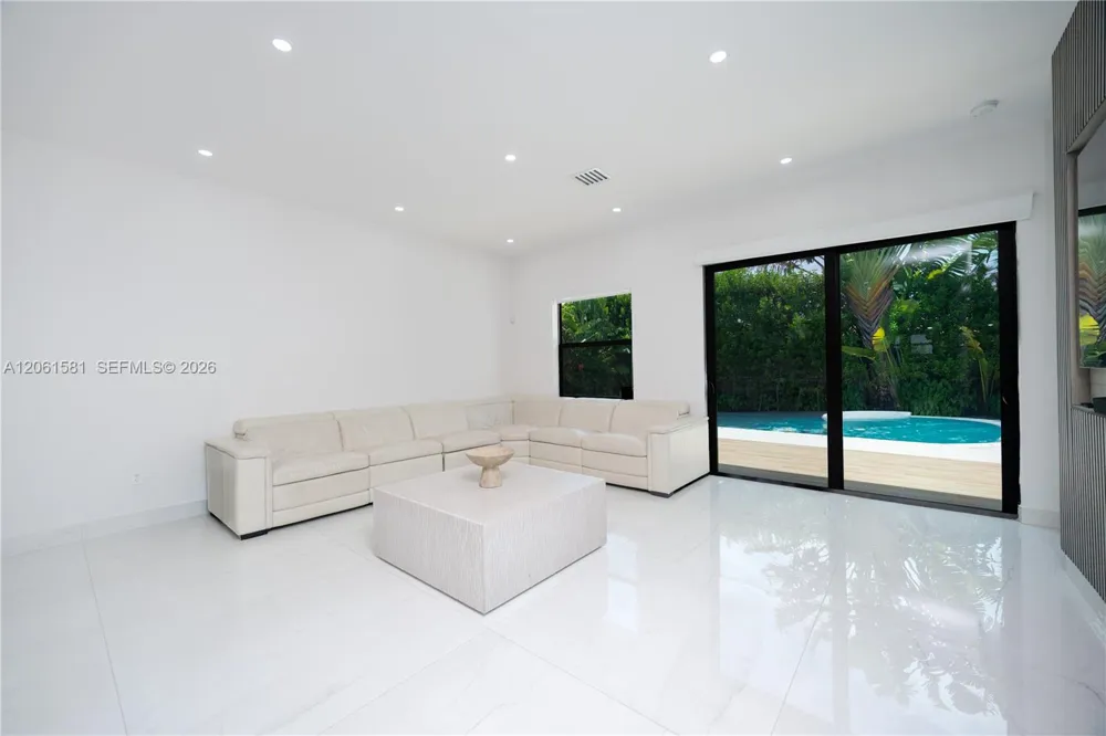 8995 NW 161st Ter Miami Lakes, FL 33018