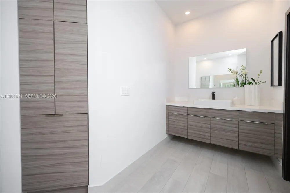 8995 NW 161st Ter Miami Lakes, FL 33018
