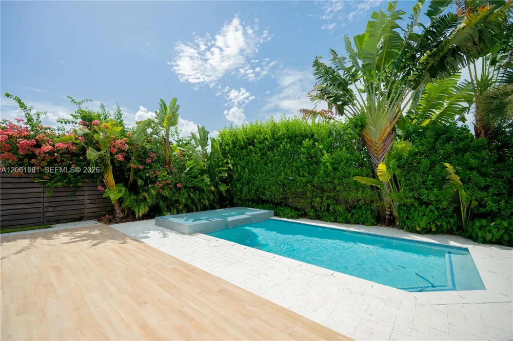 8995 NW 161st Ter Miami Lakes, FL 33018