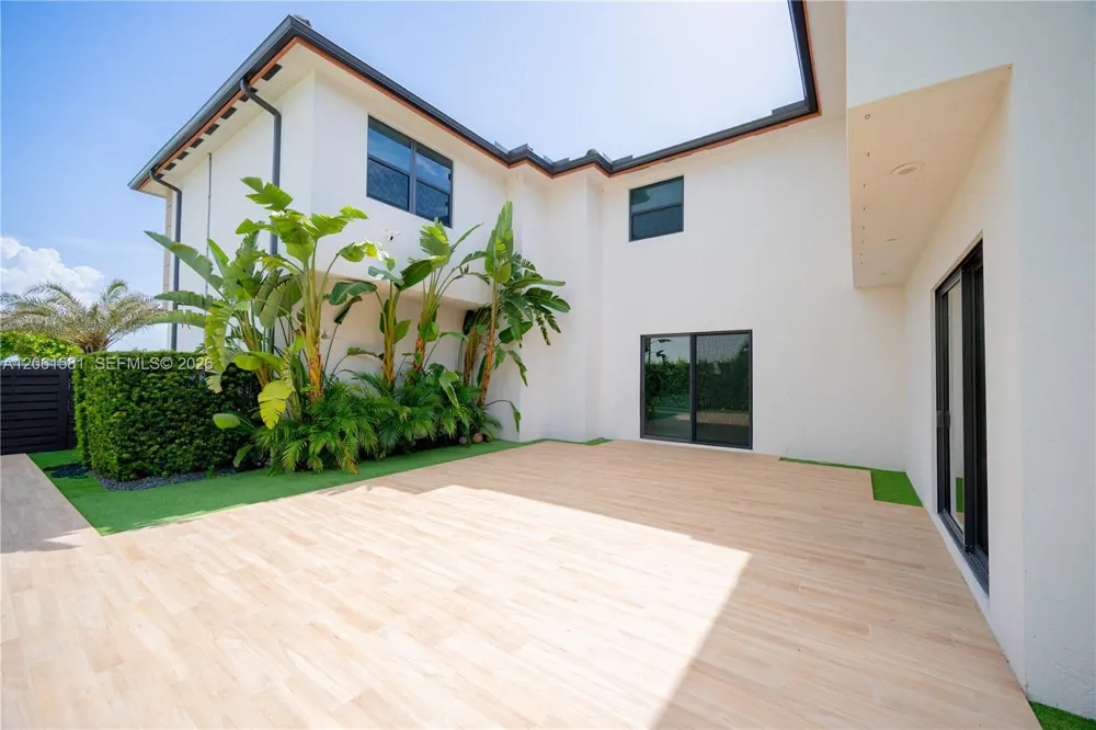 8995 NW 161st Ter Miami Lakes, FL 33018