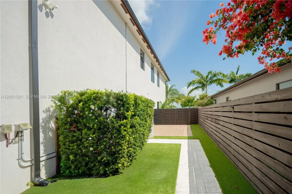 8995 NW 161st Ter Miami Lakes, FL 33018