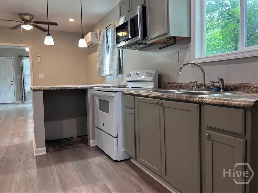 1410 New Castle Street Savannah, GA 31415
