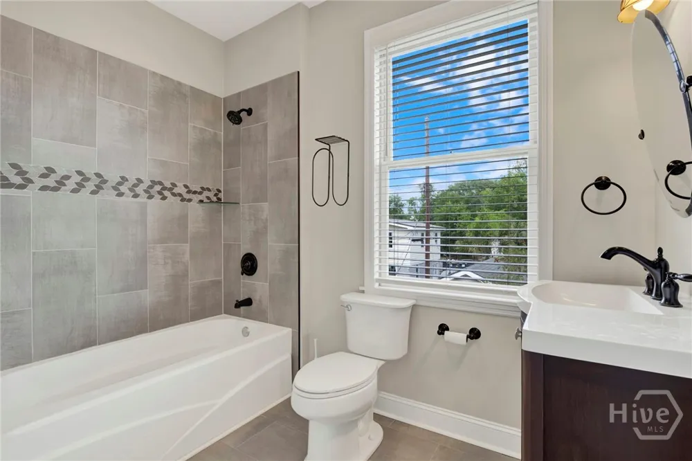 856 E 35th Street Savannah, GA 31401