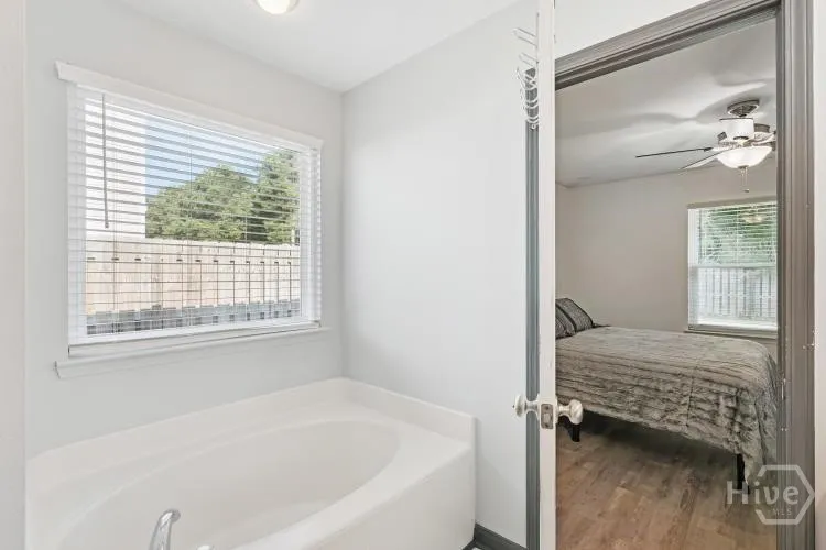 28 Twin Oaks Place Savannah, GA 31407