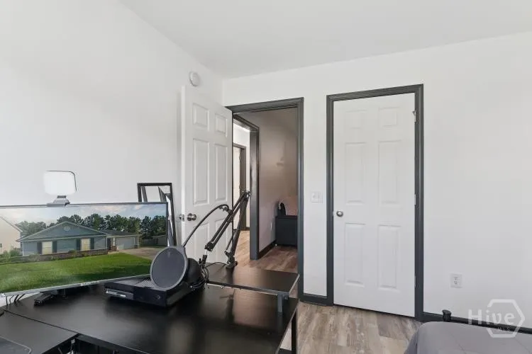 28 Twin Oaks Place Savannah, GA 31407