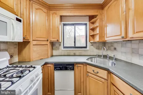 7611 MAPLE AVENUE #202