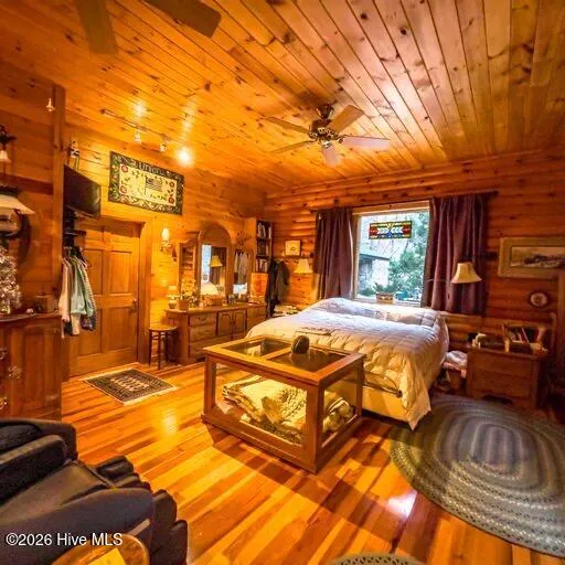 496 Holloway Road Robbinsville, NC 28771