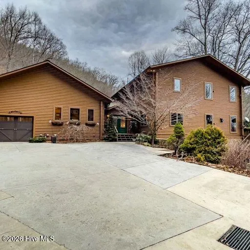 496 Holloway Road Robbinsville, NC 28771