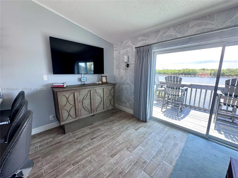 1800 Ocean Dr #203 Hollywood, FL 33019