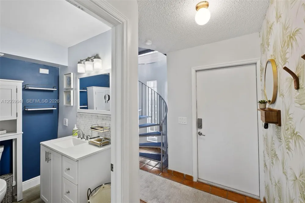 1800 Ocean Dr #203 Hollywood, FL 33019