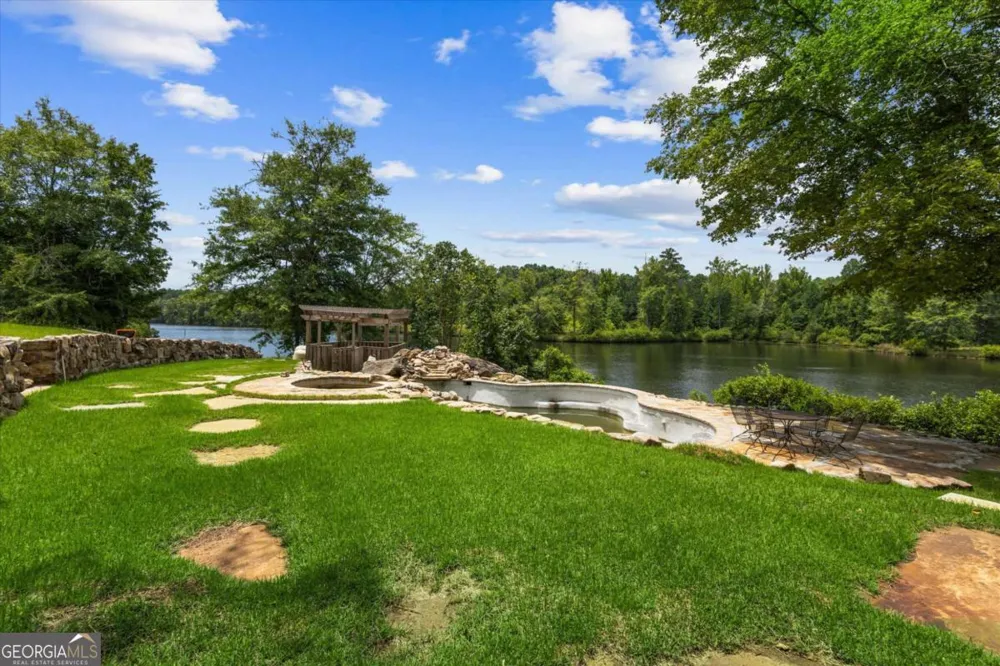 5098 Crescent RD Dry Branch, GA 31020