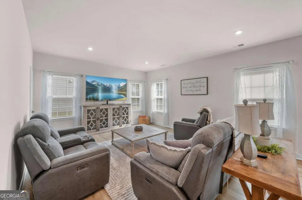 157 Asbury CIR Calhoun, GA 30701