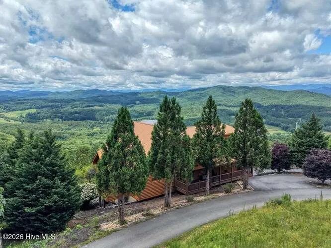 628 Madison Lane Brasstown, NC 28902
