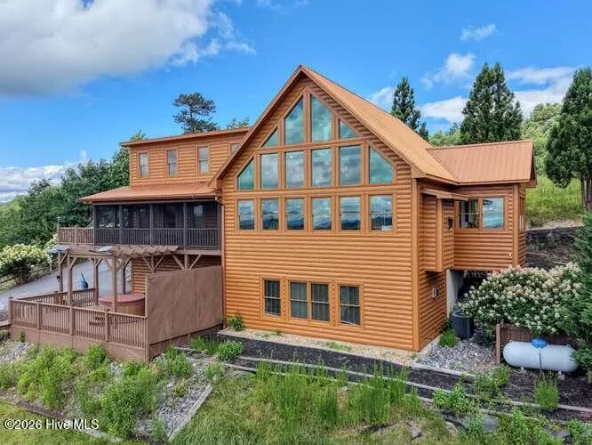 628 Madison Lane Brasstown, NC 28902