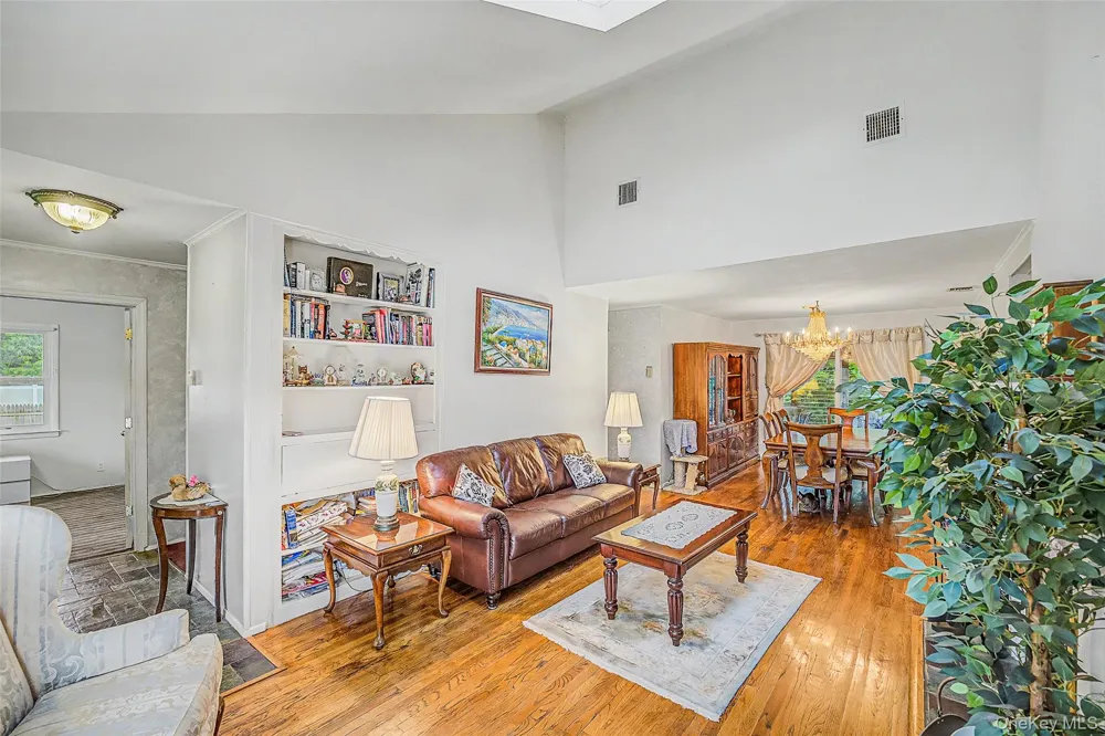 28 Greenvale Lane Syosset, NY 11791
