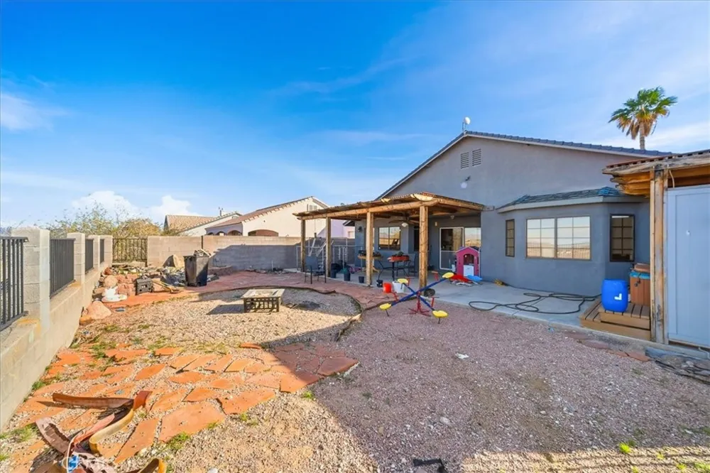 1348 Redwood Needles, CA 92363