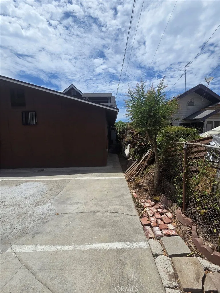 1628 S Van Ness Los Angeles, CA 90019