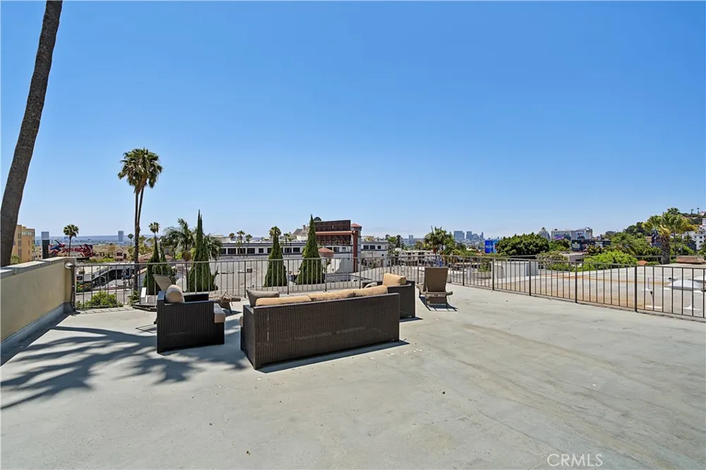 1539 Laurel Avenue #202 Los Angeles, CA 90046