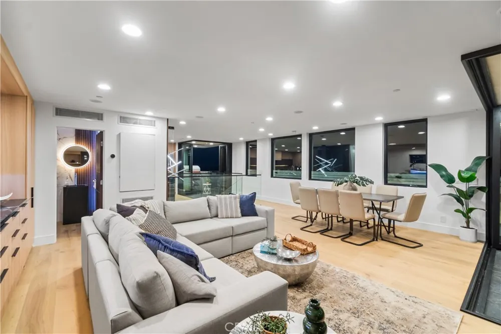 214 El Porto Street Manhattan Beach, CA 90266