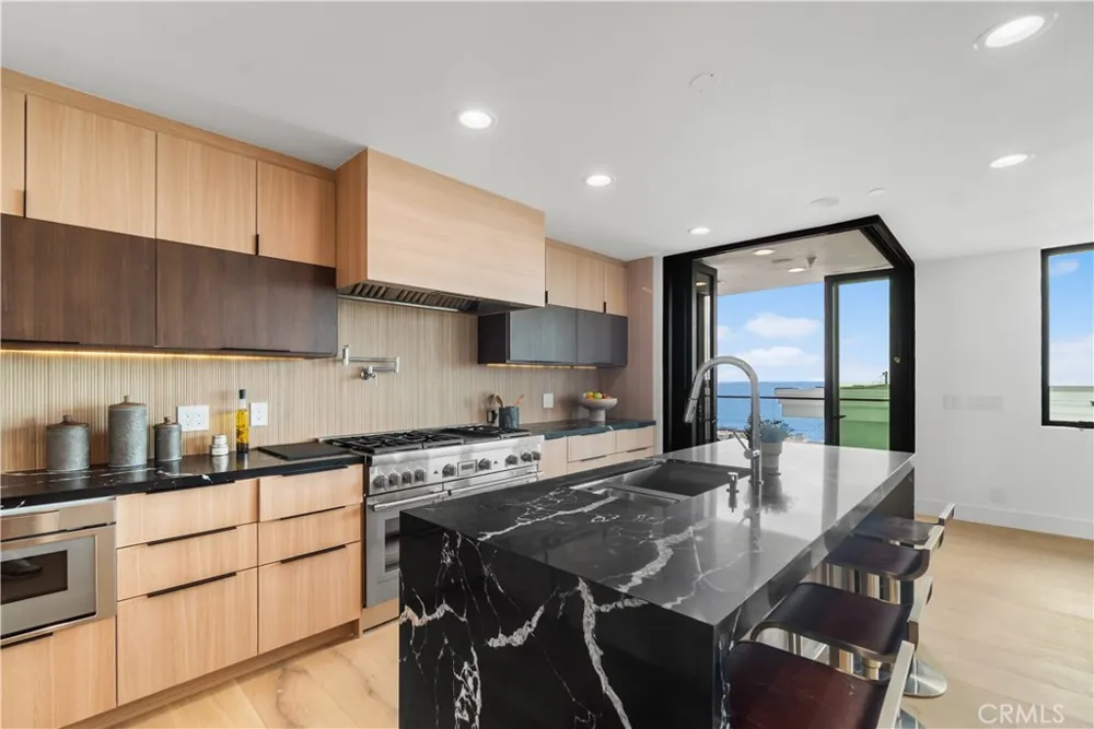 214 El Porto Street Manhattan Beach, CA 90266