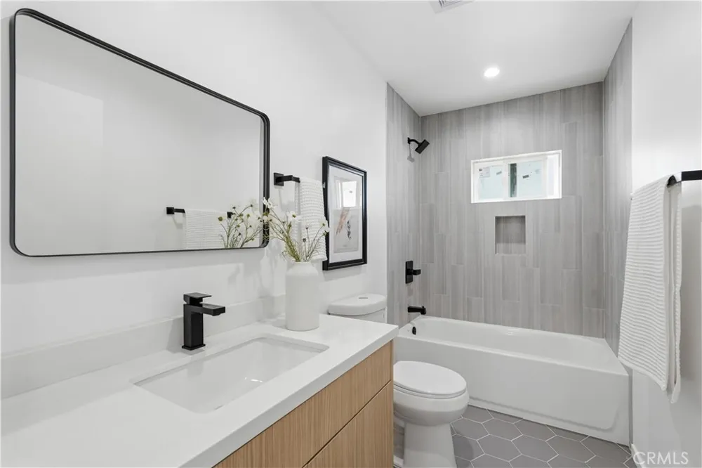 1428 S Cloverdale Avenue Los Angeles, CA 90019