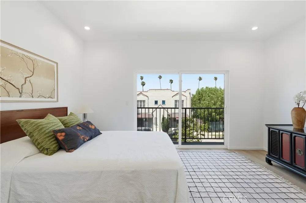 1428 S Cloverdale Avenue Los Angeles, CA 90019