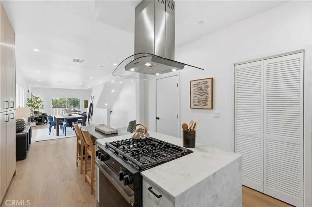 1428 S Cloverdale Avenue Los Angeles, CA 90019
