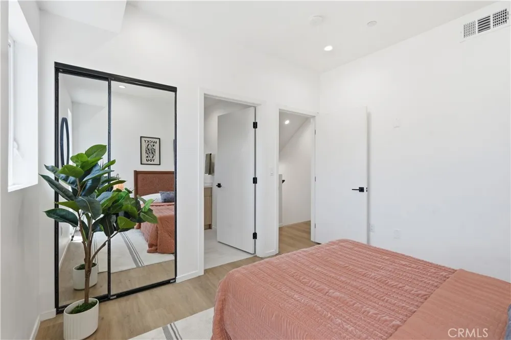 1428 S Cloverdale Avenue Los Angeles, CA 90019