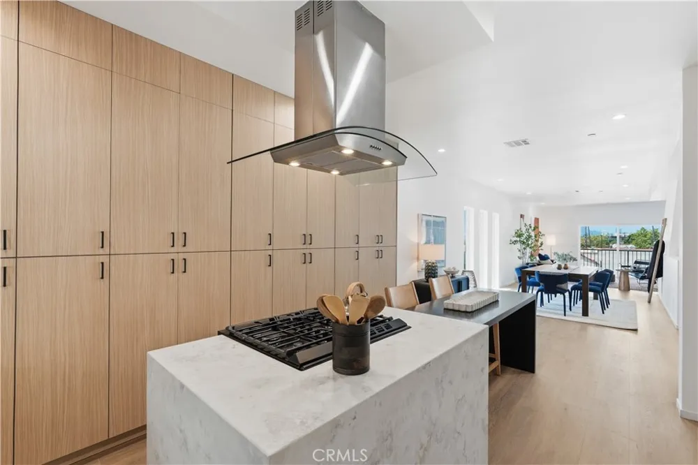 1428 S Cloverdale Avenue Los Angeles, CA 90019